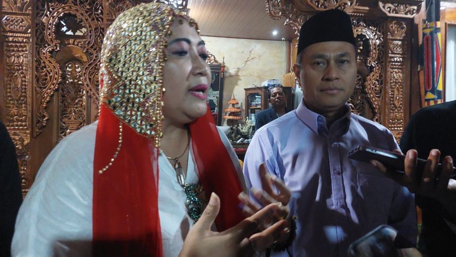 Endah Subekti Kuntariningsih dan Joko Parwoto saat diwawancarai awak media usai mengetahui hasil hitung cepat perolehan suara, Rabu (27/11) malam.