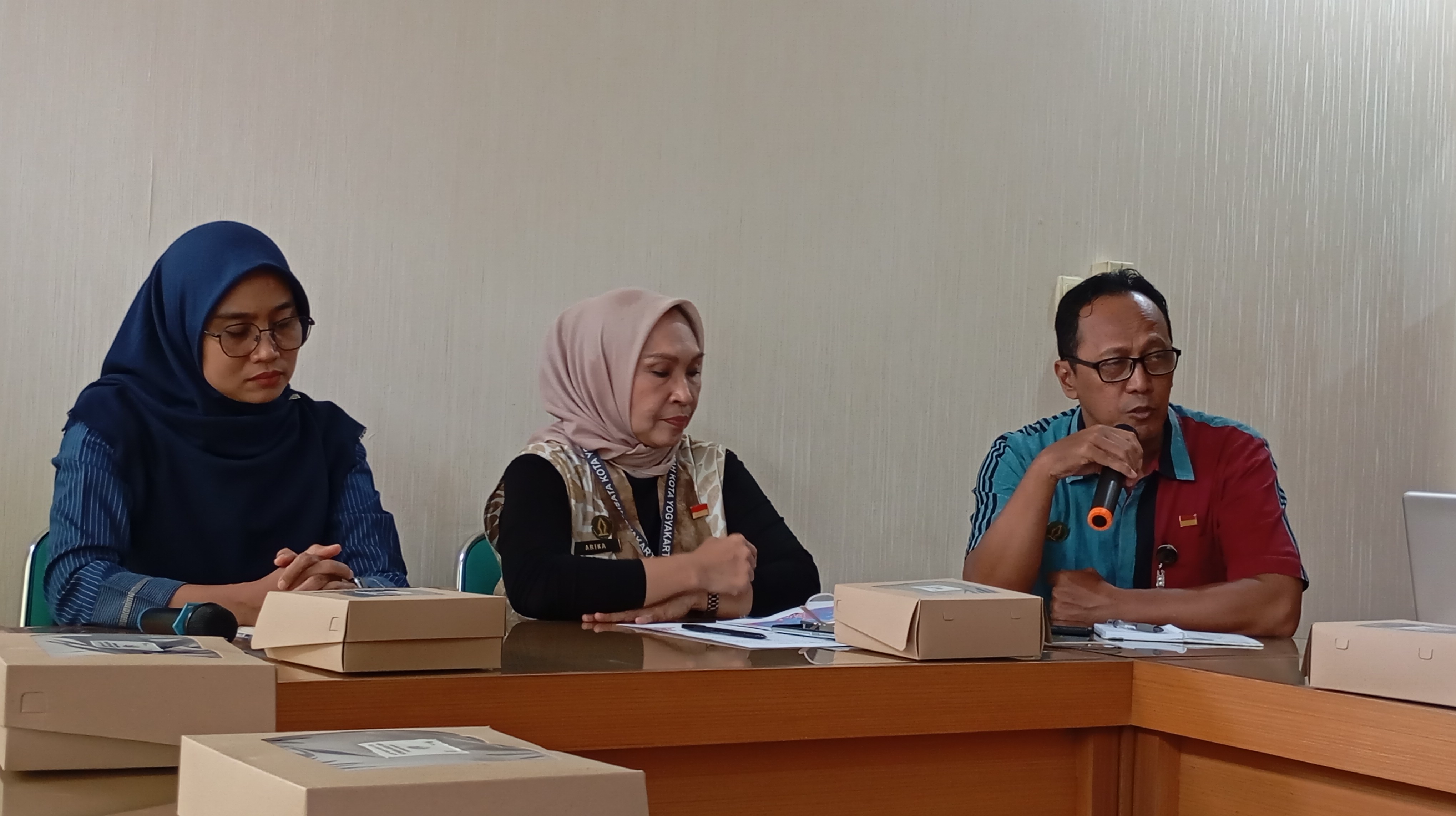 Kepala Bidang Pemasaran Pariwisata Sri Arika Wahyuningsih dan Analis Kebijakan Muda Dispar Kota Jogja Krismono Adjie saat menggelar jumpa pers tentang Laksmita 2025, Kamis (28/11).  &nbsp;