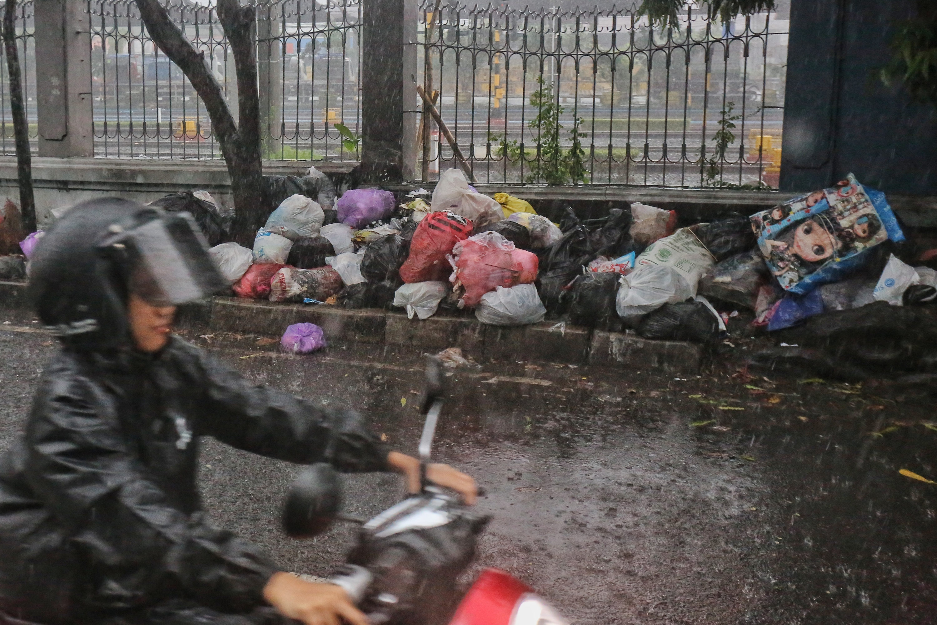 Tumpukan sampah masih banyak ditemui di tepi-tepi jalan di Kota Jogja.