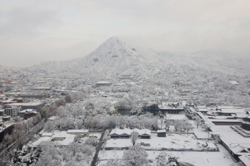 Salju menyelimuti Bugaksan Seoul dan daerah sekitar Gyeongbogung pada Kamis 28 November 2024. ()