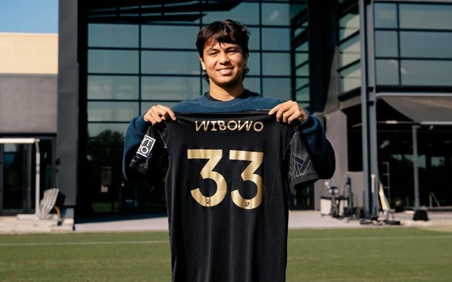Pemain bola Adrian Wibowo mencuri perhatian.