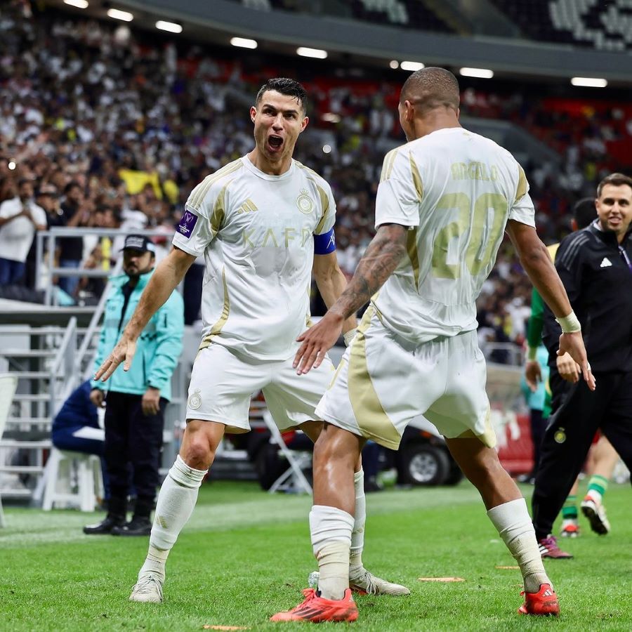 Saat Angelo mengikuti selebrasi SIIII dengan pemiliknya, Cristiano Ronaldo.