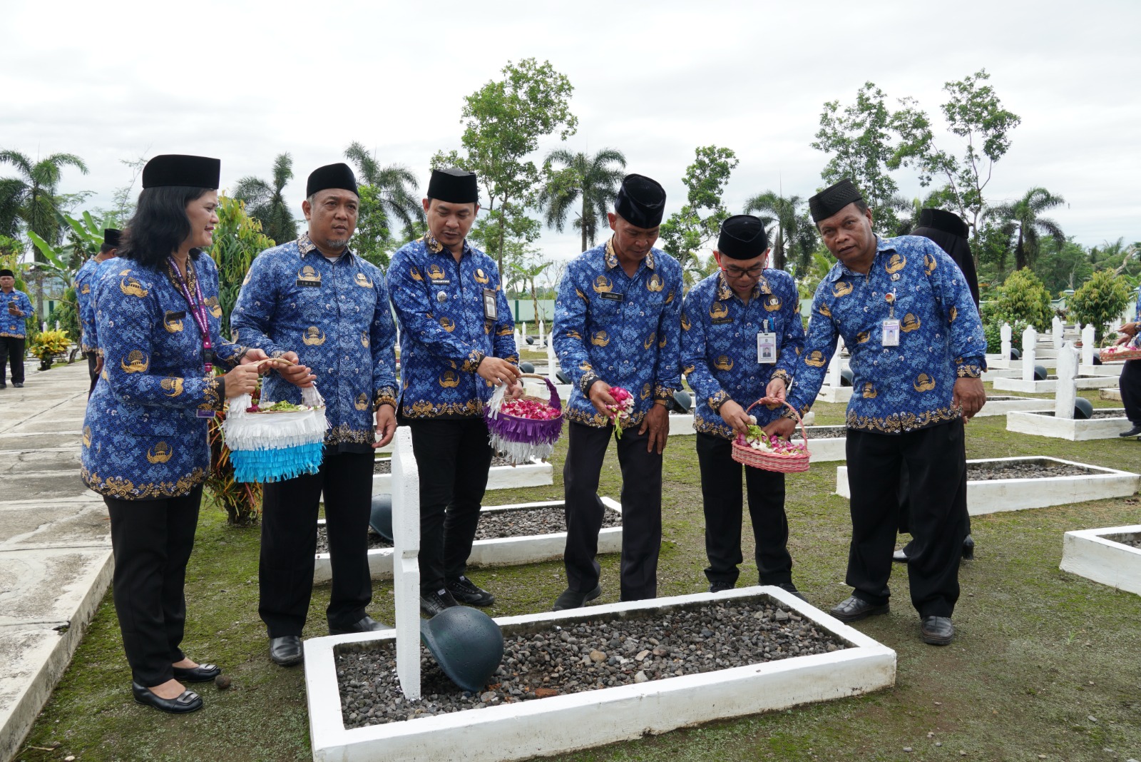 ASN di Kabupaten Purworejo melakukan ziarah ke TMP untuk memperingati HUT Korpri ke-53, Jumat (29/11).