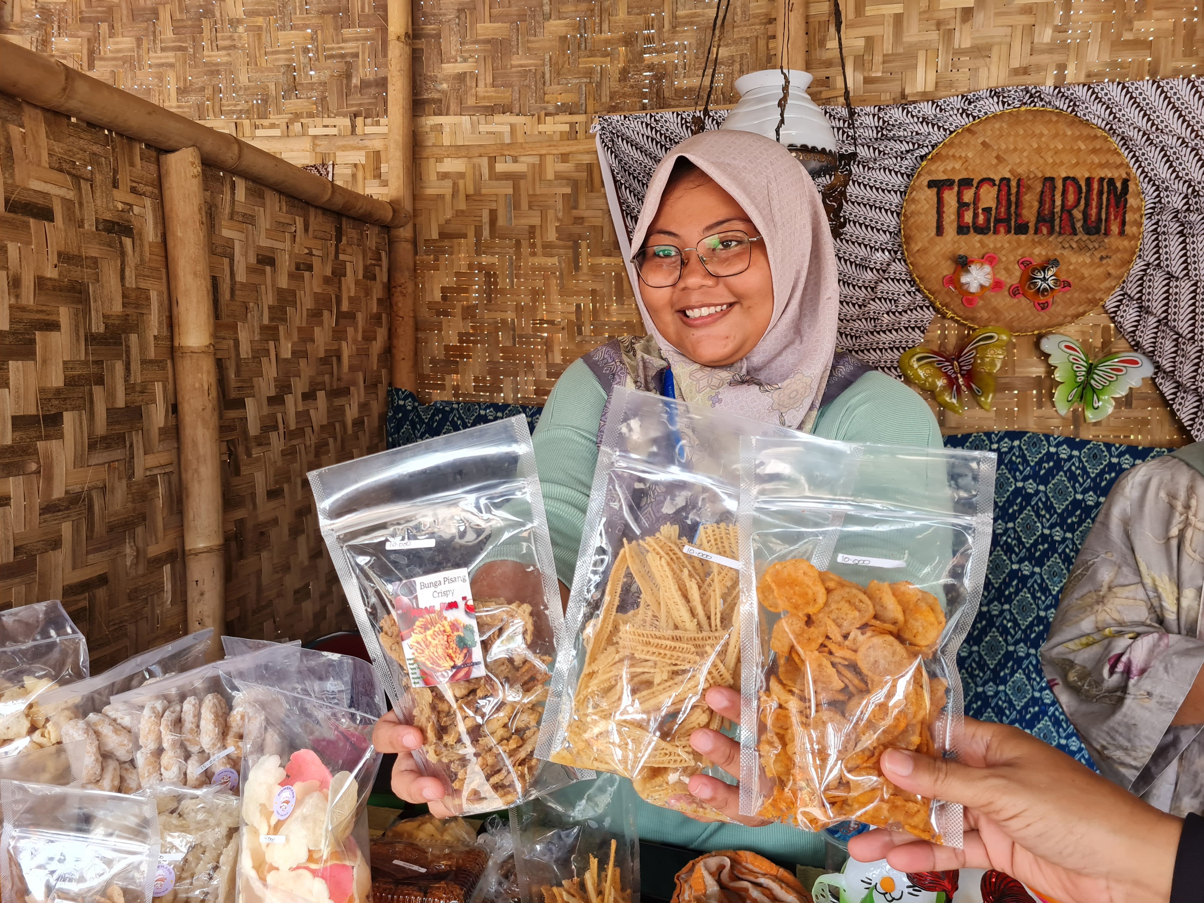 &nbsp;  UNIK: Kelompok PKK di Desa Tegalarum membuat keripik dari jantung, bonggol, dan pelepah pohon pisang.