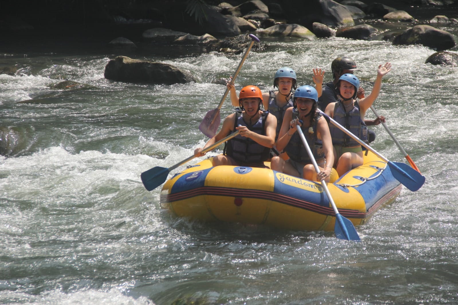 SERU: Sejumlah wisatawan mancanegara tampak menikmati kegiatan rafting di Sungai Elo Magelang.