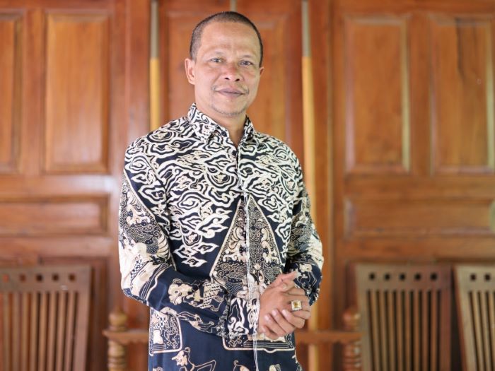 KANDIDAT: Calon Wakil Bupati Kebumen Zaeni Miftah punya hobi koleksi barang lawas seperti keris dan sepeda ontel.