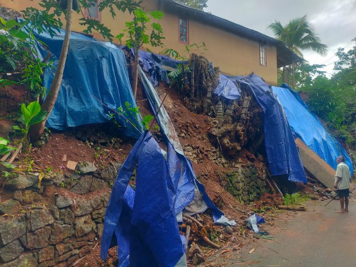 TERDAMPAK: Rumah warga di Kanigoro dan Sukorame, Dlingo yang terkena timbunan tanah longsor.