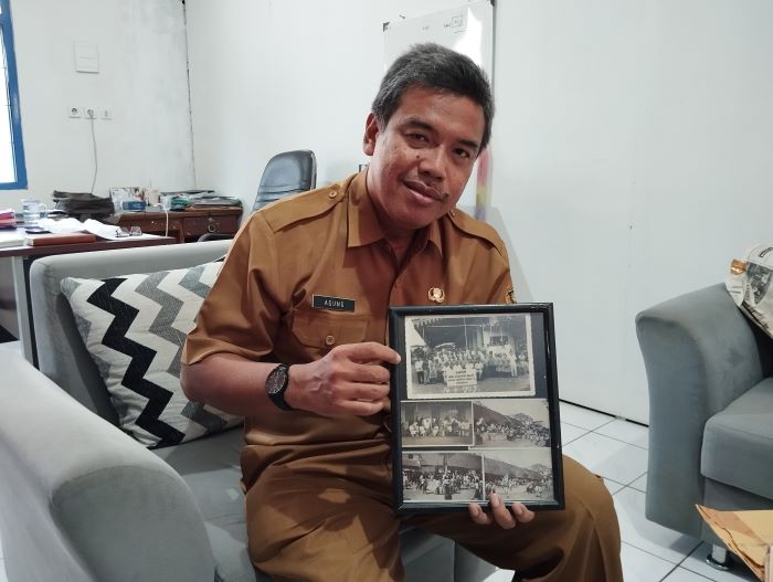 TELATEN: Agung Pranoto saat bercerita dan menujukkan koleksi lawasnya yang berbau Kabupaten Purworejo.