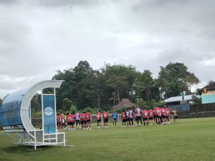 BUGAR: Para pemain PSS Sleman saat menjalani latihan rutin pada pagi hari di Lapangan Pakembinangun, Sleman.
