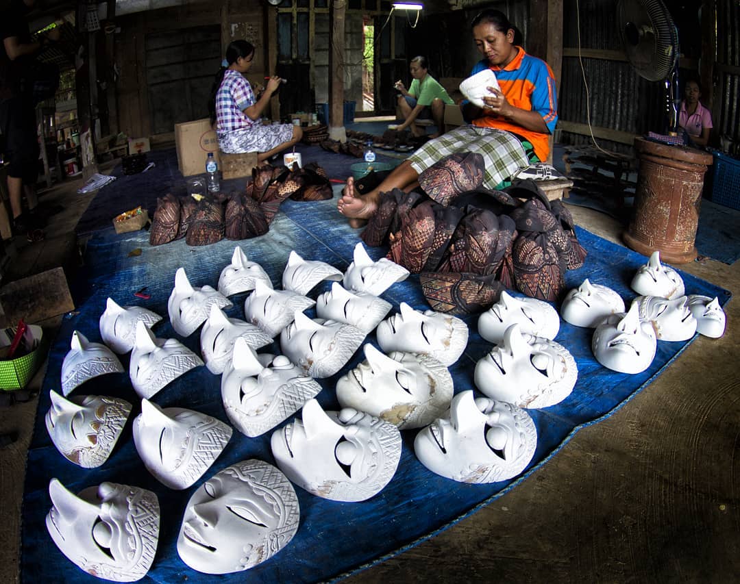 &nbsp;  &nbsp;  Topeng-topeng batik karya para pengrajin Desa Wisata Bobung, Kalurahan Putat, Kapanewon Patuk, Gunungkidul.  &nbsp;