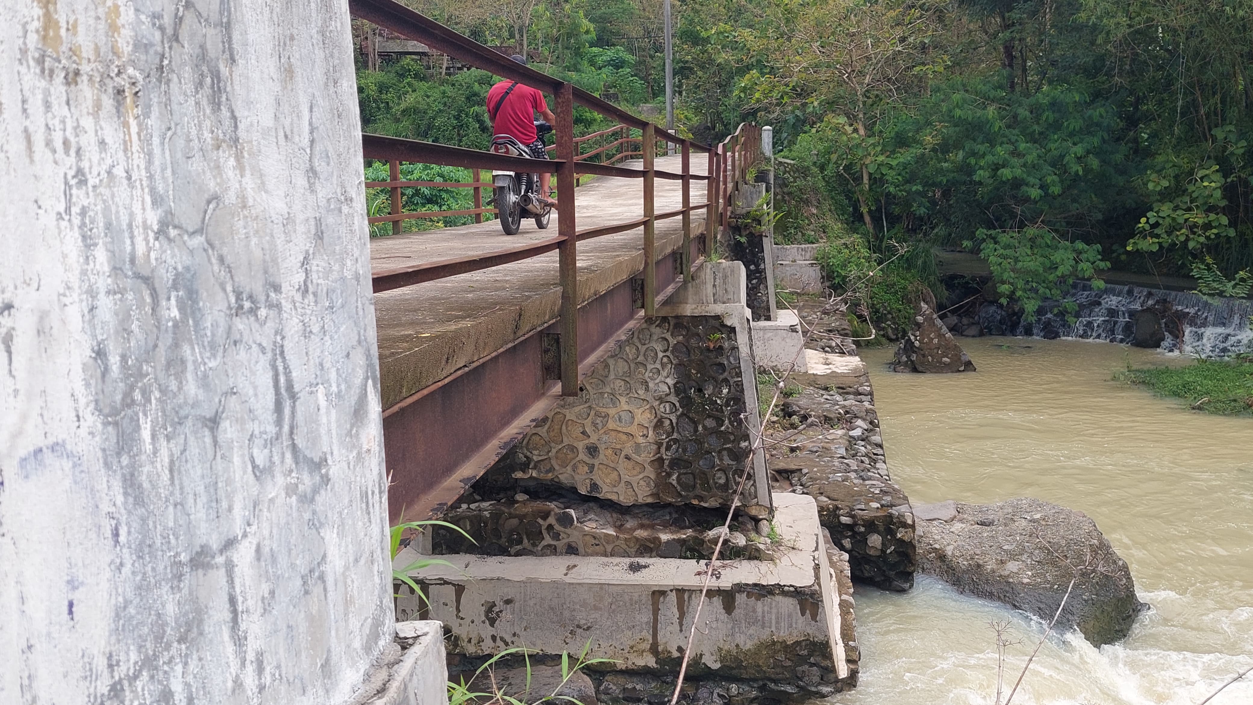 RUSAK: Jembatan Jering Purwoharjo masih digunakan masyarakat.&nbsp;