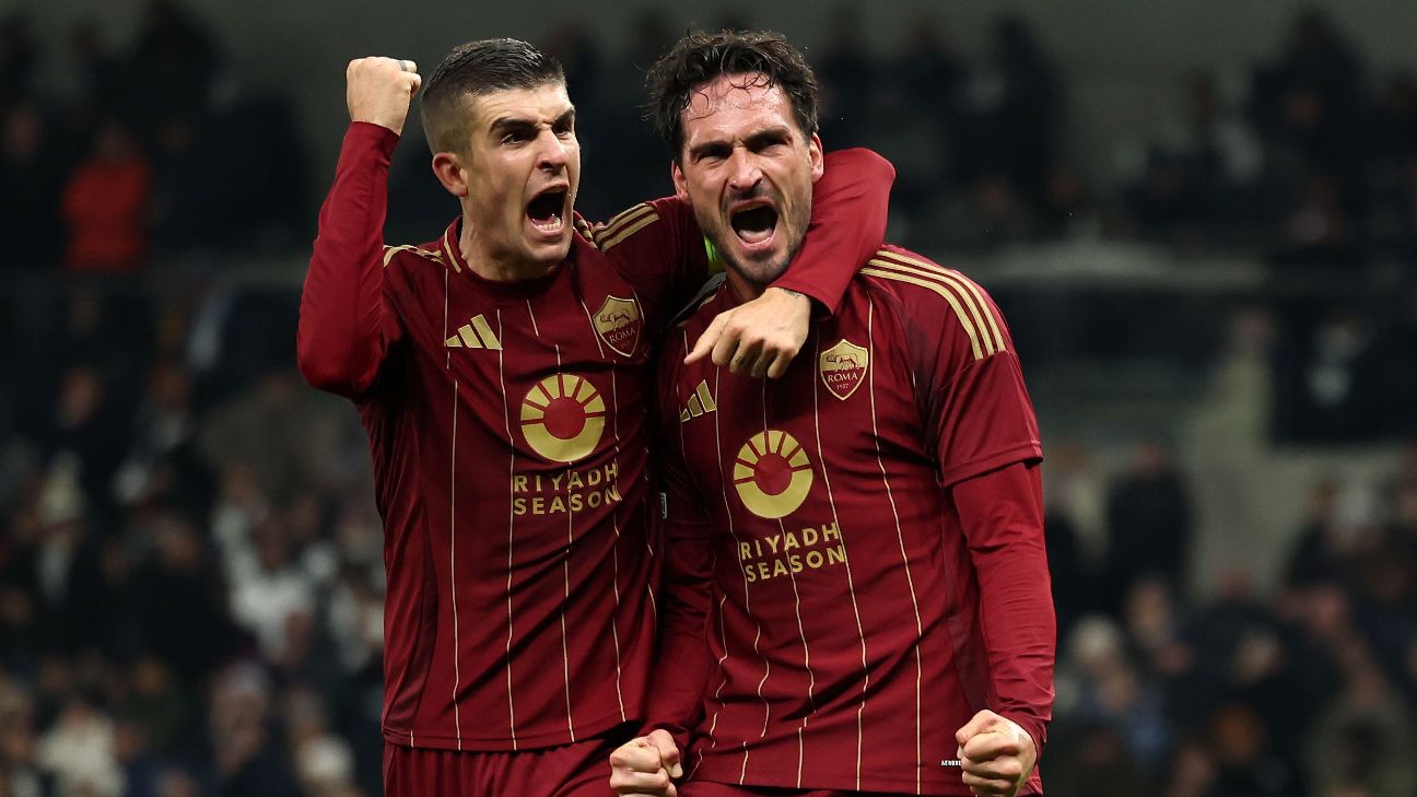 Selebrasi Mats Hummels setelah mencetak gol dramatis dalam hasil imbang 2-2 AS roma atas Tottenham Hotspur