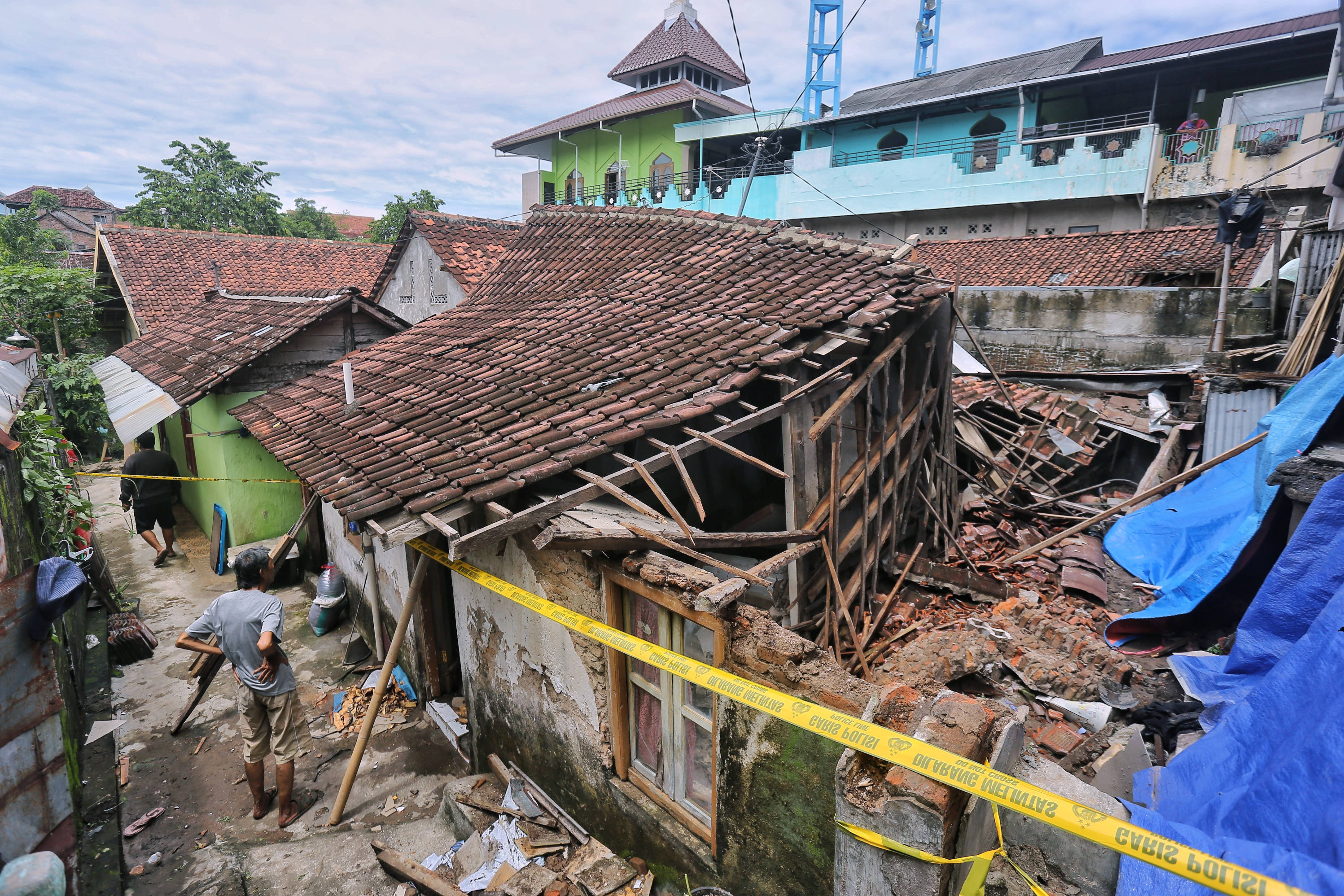 &nbsp;  Longsor, Tiga Rumah Warga Terancam  &nbsp;  &nbsp;  &nbsp;  Dampak Hujan Deras  Disertai Angin Kencang  di Berbagai Daerah
