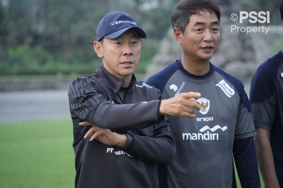Pelatih TImnas Indonesia, Shin Tae-yong saat memberikan arahan kepada pemain dalam sesi pemusatan latihan di Bali