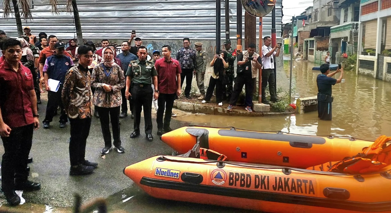 Wapres Gibran pantau banjir Jakarta sambil berikan bantuan dan serukan langkah penanganan jangka panjang.