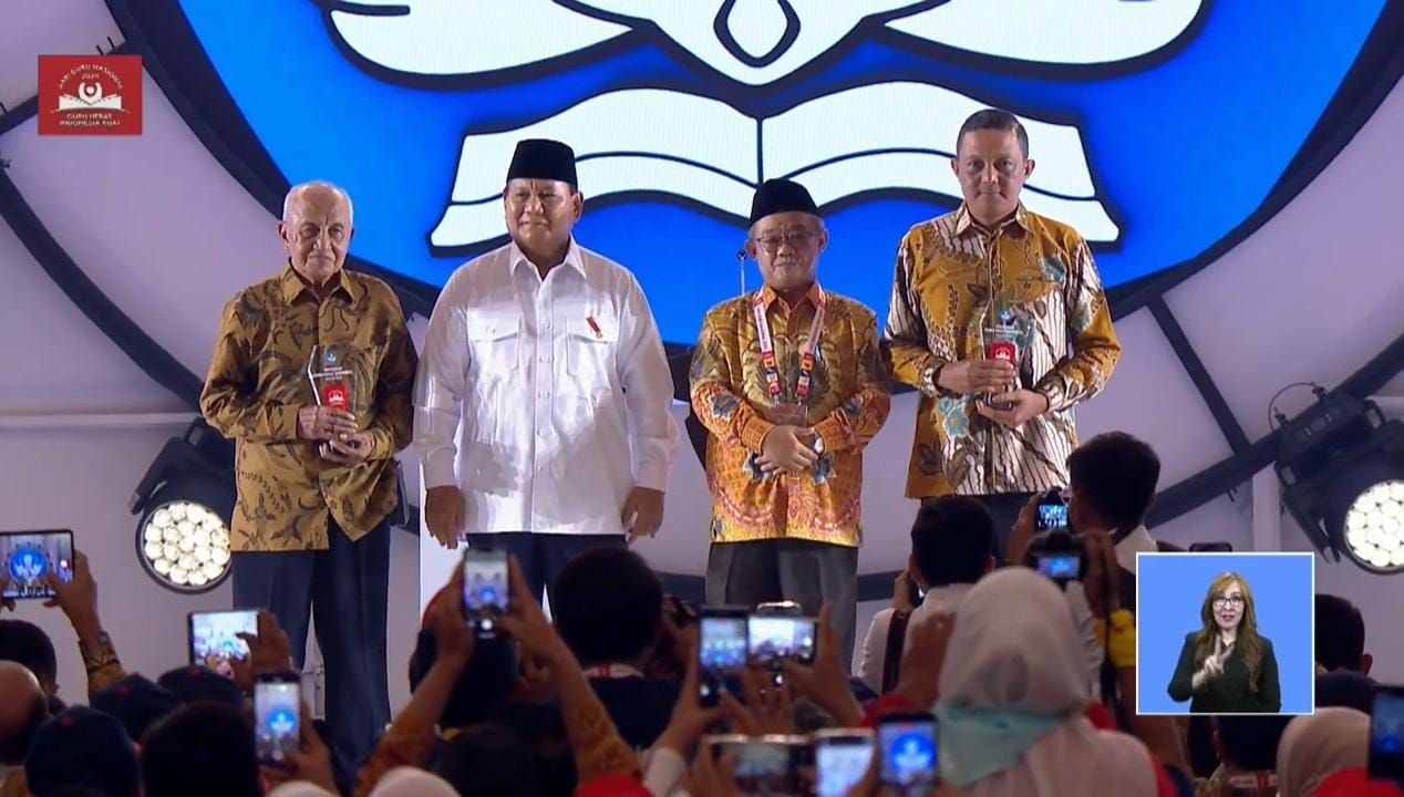 Melan Ahmad dan Kuswanto menerima penghargaan atas dedikasi luar biasa mereka dalam dunia pendidikan di Hari Guru Nasional 2024.