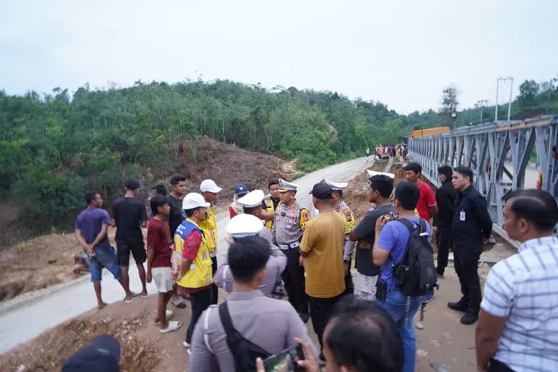 Dirlantas Polda Riau Kombes Pol Taufiq Lukman saat meninjay situasi jalan.
