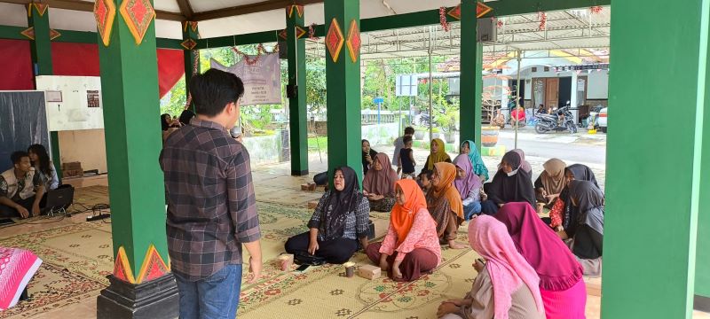 Tim mahasiswa UNY saat memberi edukasi bagi para orang tua soal pentingnya melakukan pengawasan terhadap penggunaan gadget pada anak