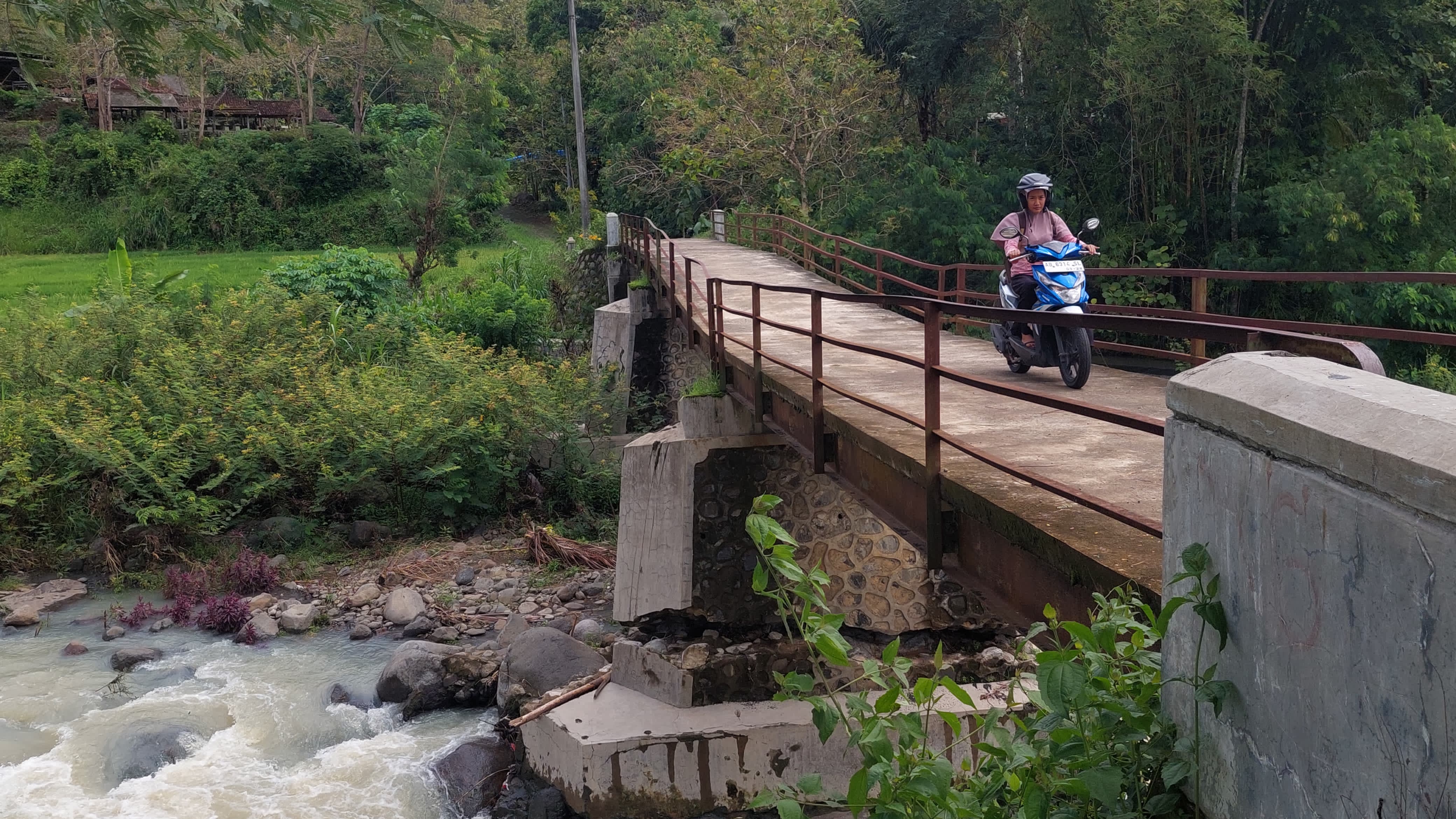 MENGKHAWATIRKAN: Warga masih menggunakan Jembatan Jering yang rusak.