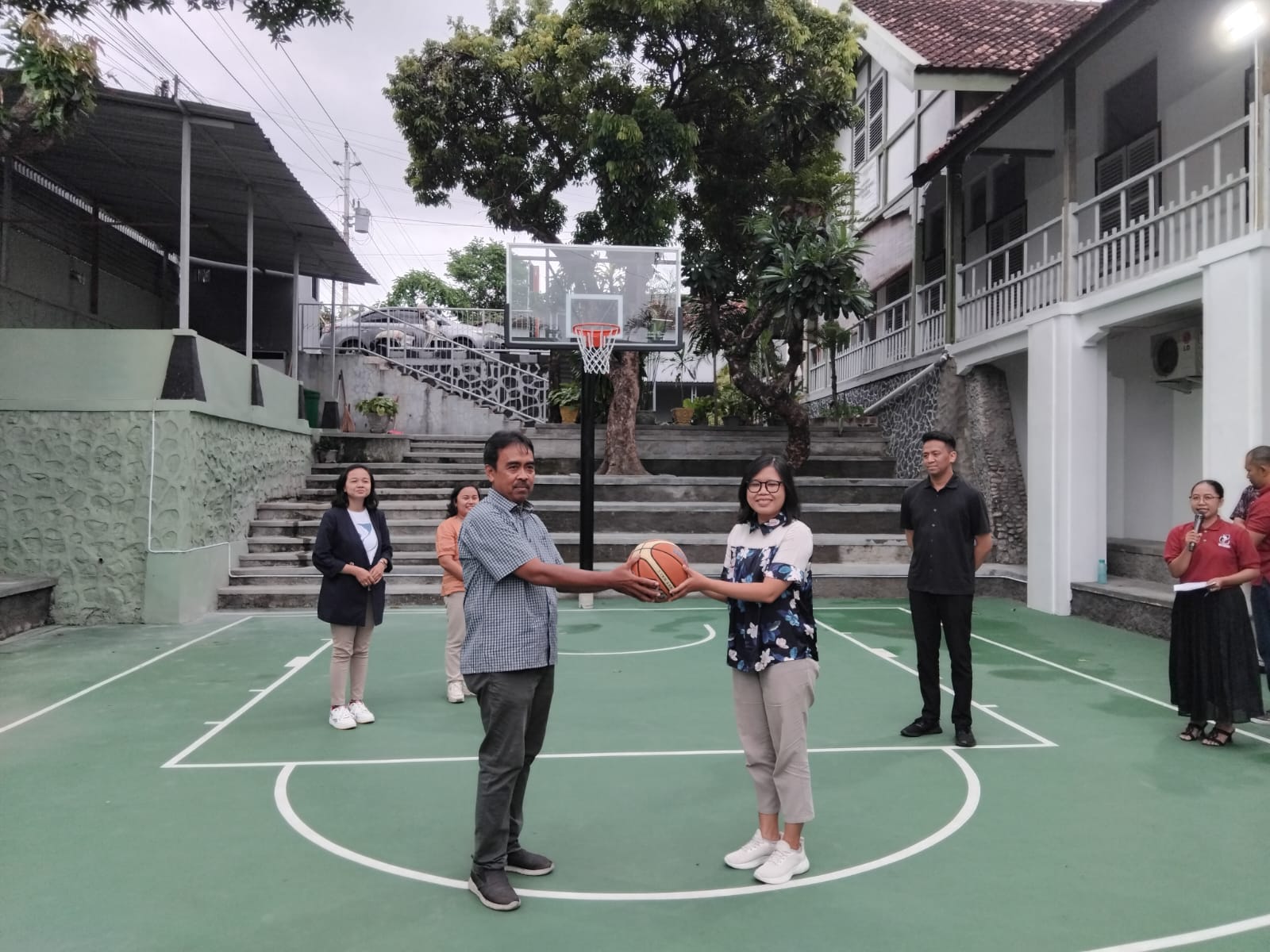 Foto Rizky Wahyu/Radar Jogja  Keterangan, Jajaran Manajemen PT Bima Perkasa Manajemen saat berfoto bersama dengan para pengurus Yayasan Bopkri, Jogjakarta di Lapangan Mini Basket Kalyca Montessori