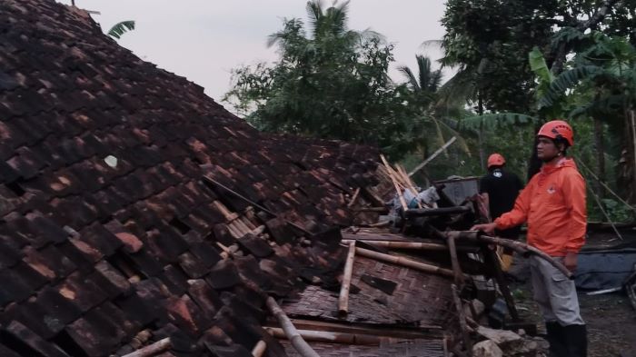 TERDAMPAK: Rumah ambruk akibat angin kencang di Kalurahan Candirejo, Semin, Gunungkidul beberapa waktu lalu