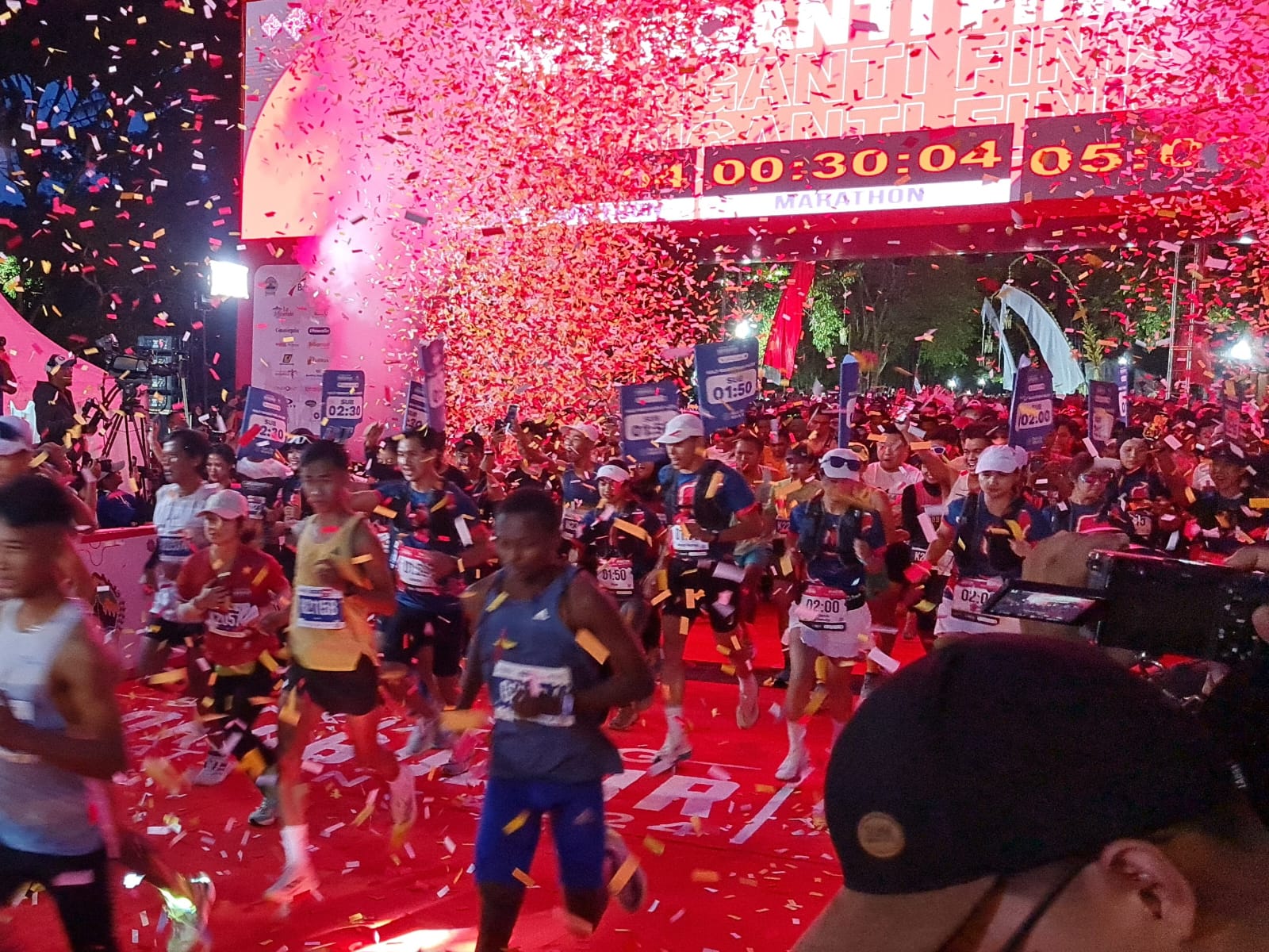 BERSEMANGAT: Para peserta Borobudur Marathon kategori half marathon siap menaklukkan rute yang disiapkan, Minggu (1/12/2024).