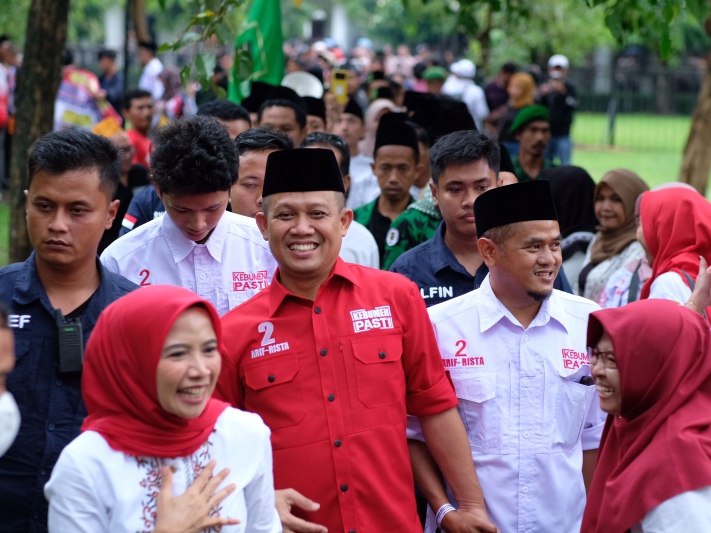 LEGAWA: Calon bupati dan wakil bupati Kebumen Arif Sugiyanto dan Ristawati Purwaningsih saat momen debat Pilkada 2024.