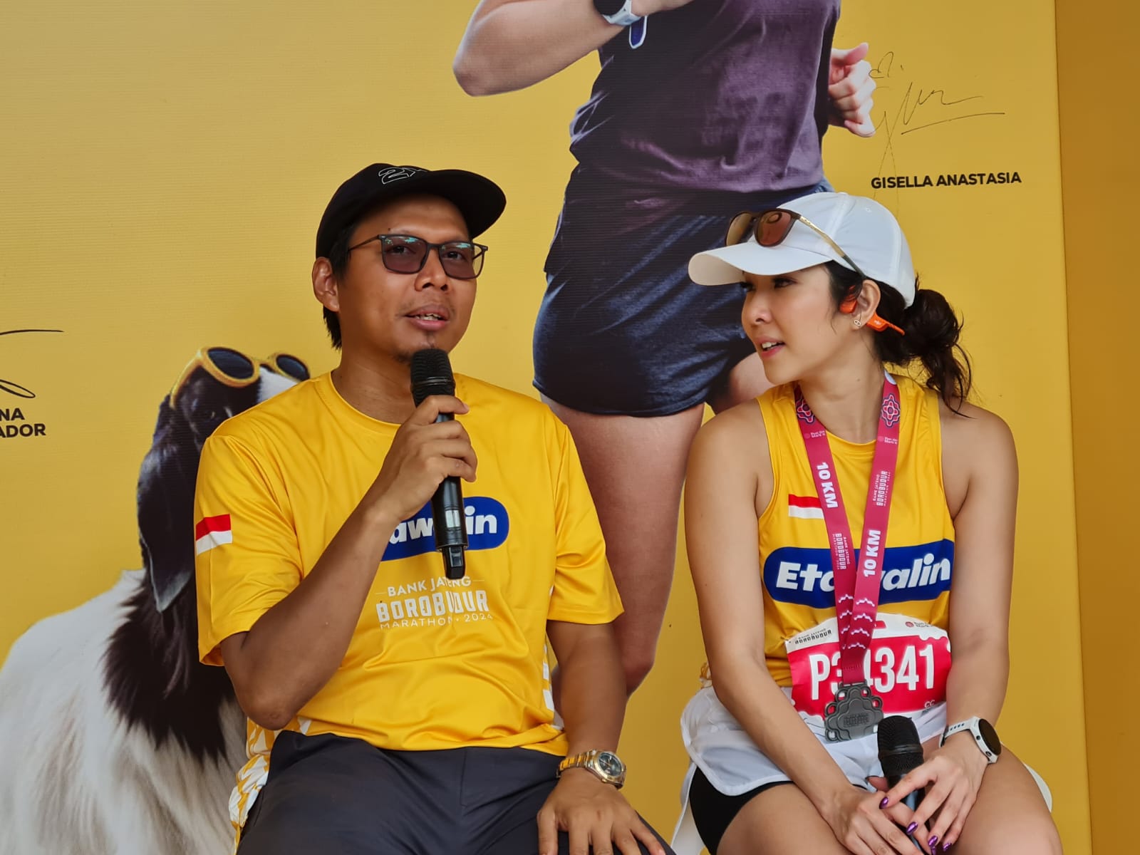 KHASIAT TINGGI: Komisaris Utama PT Etos Kreatif Indonesia Mukit Hendrayatno didampingi Etawalin Runner Gisella Anastasia saat menunjukkan kemasan Etawalin pada Borobudur M