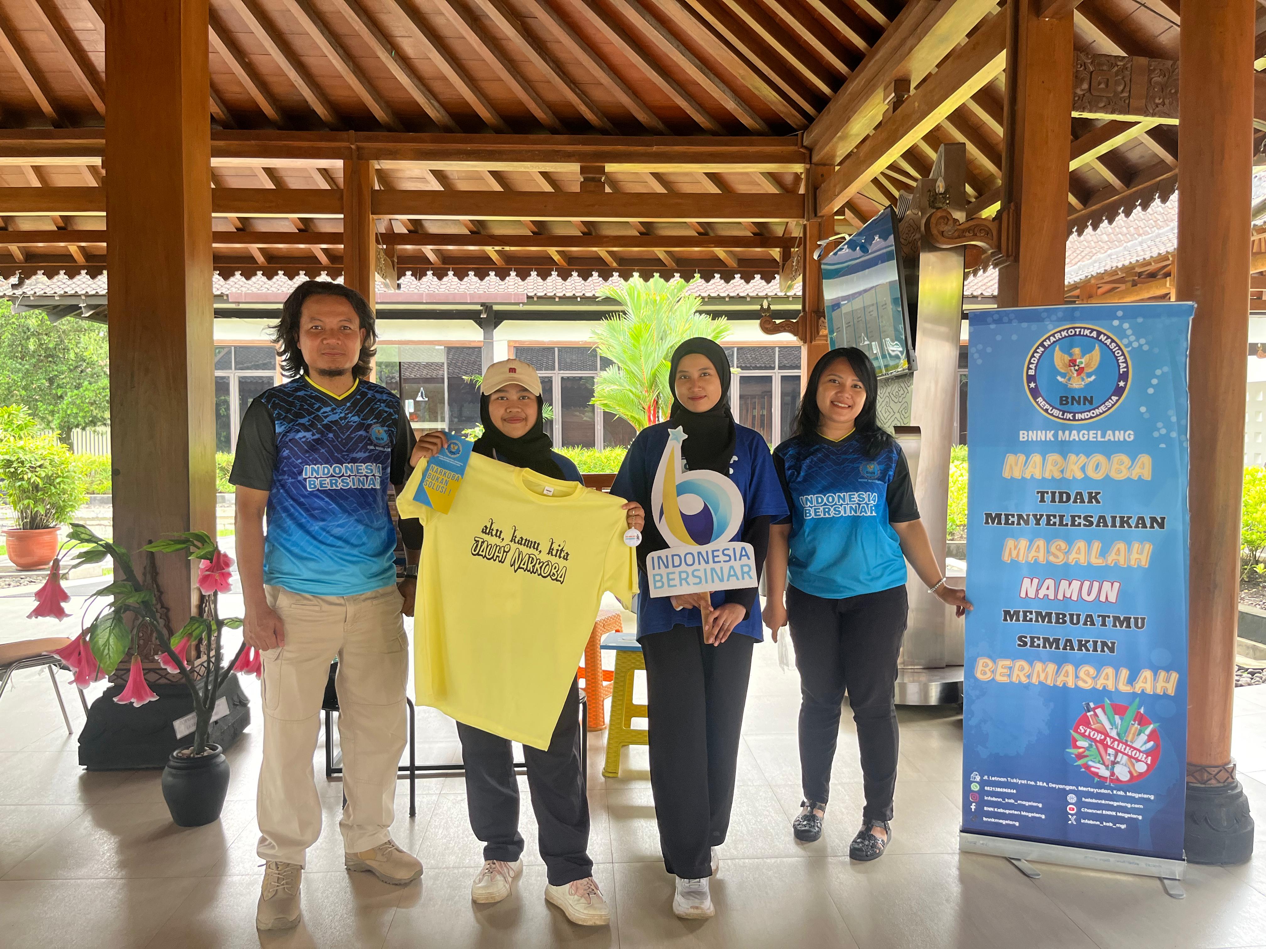 SOSIALISASI: BNNK Magelang menggelar kampanye gerakan anti narkoba di kompleks Candi Borobudur, Minggu (1/12).  &nbsp;