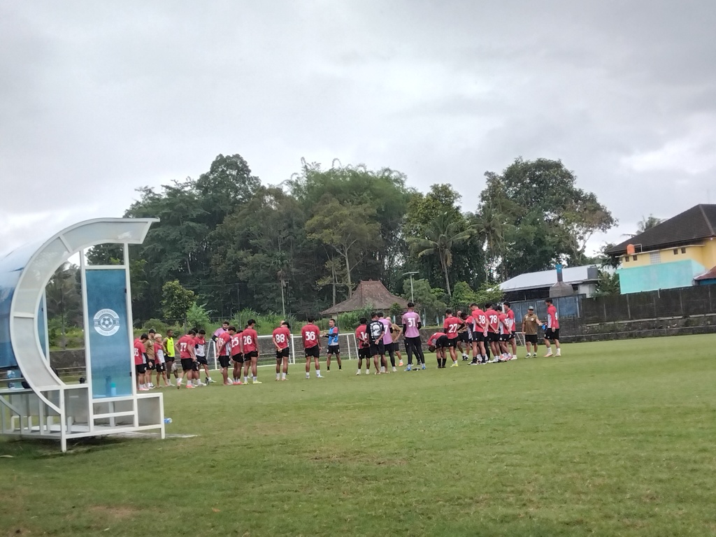 Para pemain PSS Sleman saat menjalani latihan rutin di Lapangan Pakembinangun, Sleman