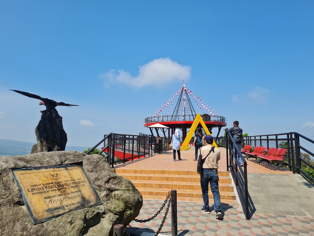 RAMAI: Menara Langit Merapi di Ketep Pass menjadi daya tarik tersendiri bagi pengunjung.