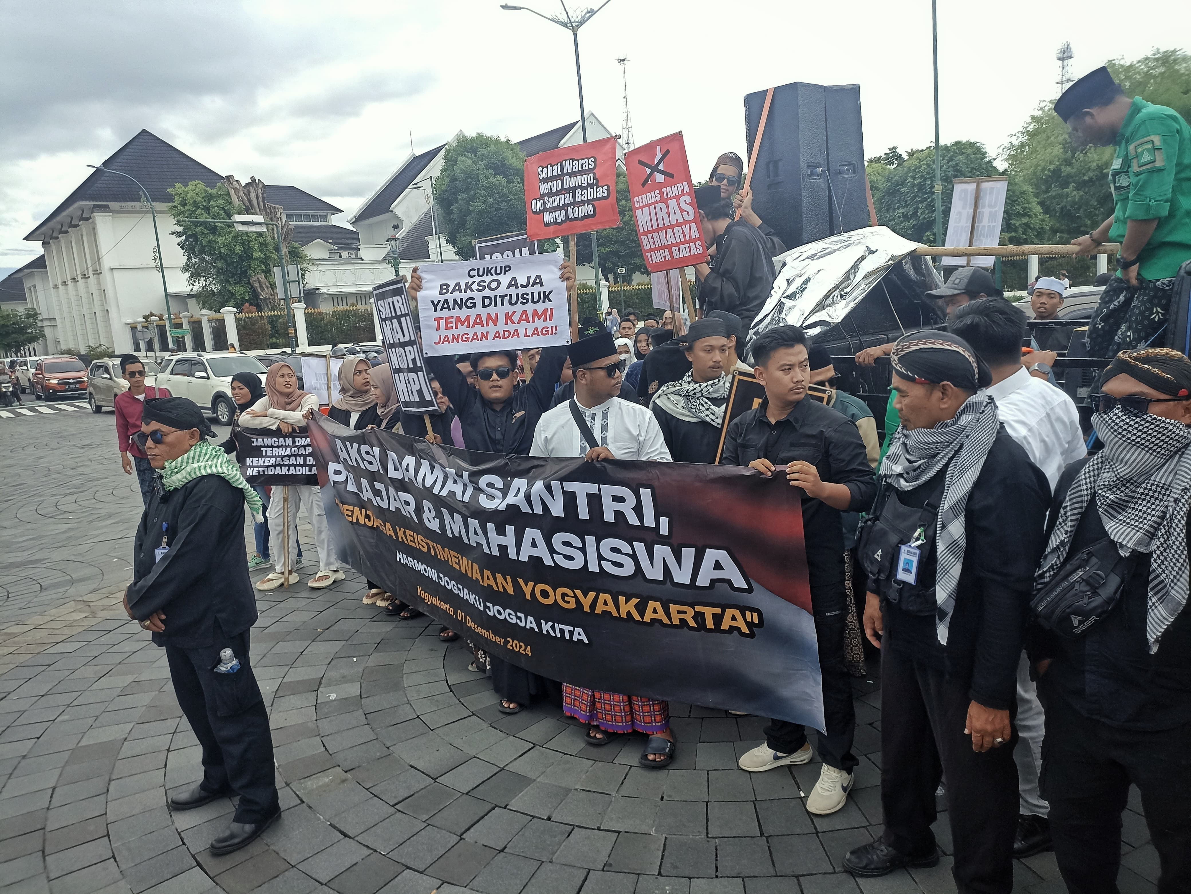 JAGA KEISTIMEWAAN: Santri, mahasiswa serta aktivis LBH PW Ansor DIJ saat melakukan aksi damai menjaga keistimewaan Jogjakarta di Titik Nol Kilometer Jogja,  Minggu(1/12) sore.