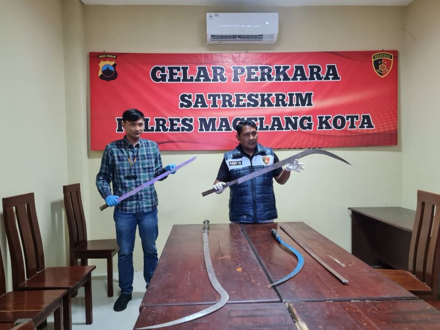 SITA SAJAM: Kanit PPA, Satreskrim Polres Magelang Kota saat menunjukkan barang bukti sajam yang hendak digunakan tawuran antarpelajar.
