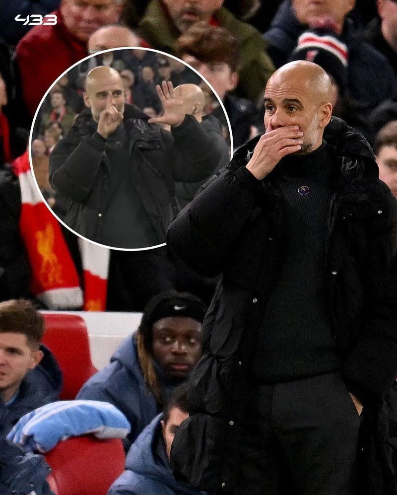 Pep Guardiola  menunjukkan jumlah jari.