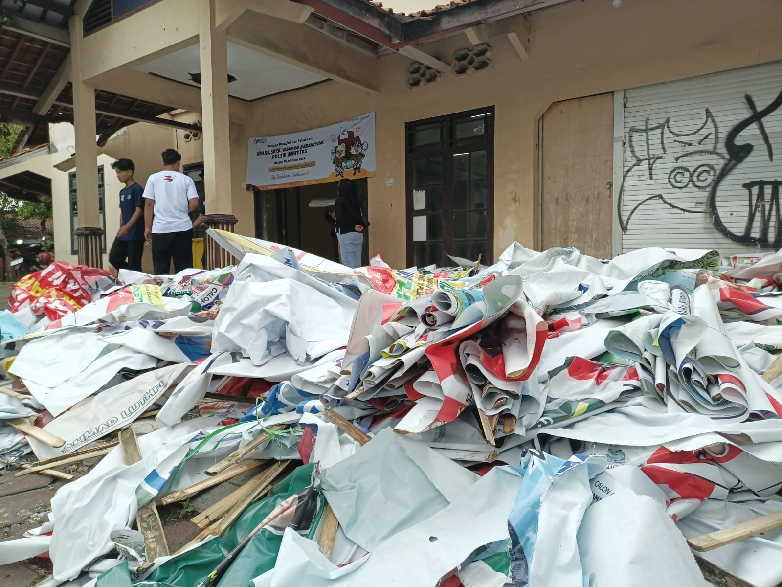 LIMBAH KAMPANYE : Tumpukan sampah sisa kampanye menggunung di depan kantor Sekretariat Panwascam Kebumen.