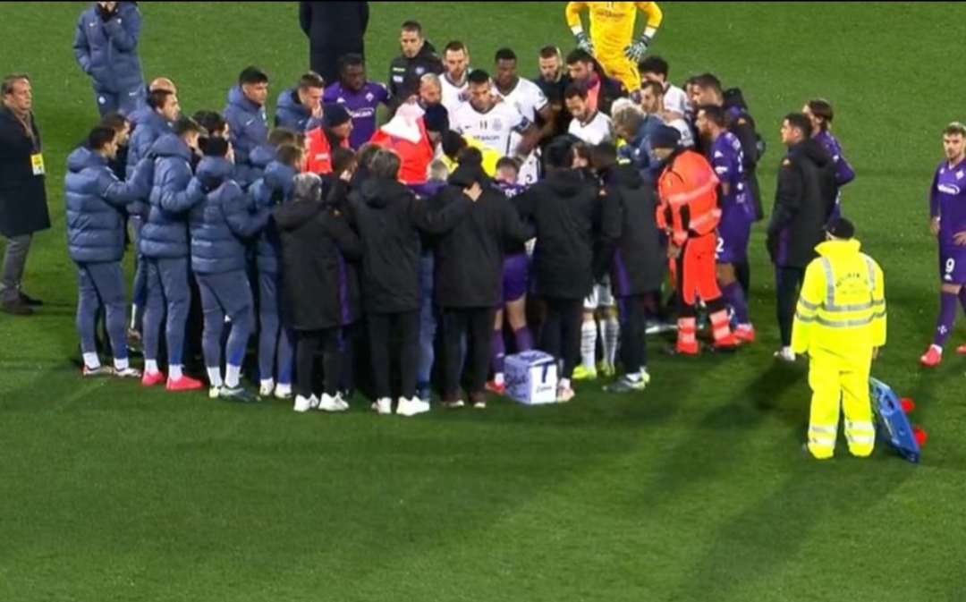 Proses pertolongan kepada gelandang Fiorentina, Eduardo Bove yang pingsan di lapangan