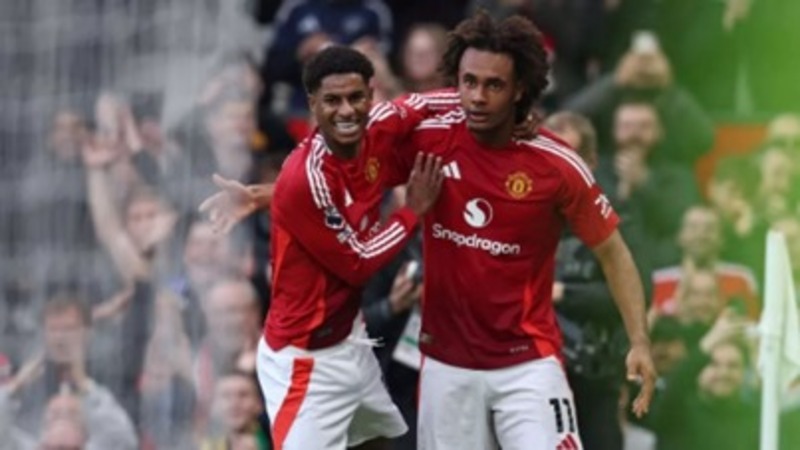 Selebrasi Jozhua Zirkzee usai mencetak gol ke gawang Everton memanfaakan umpan Amad Diallo.