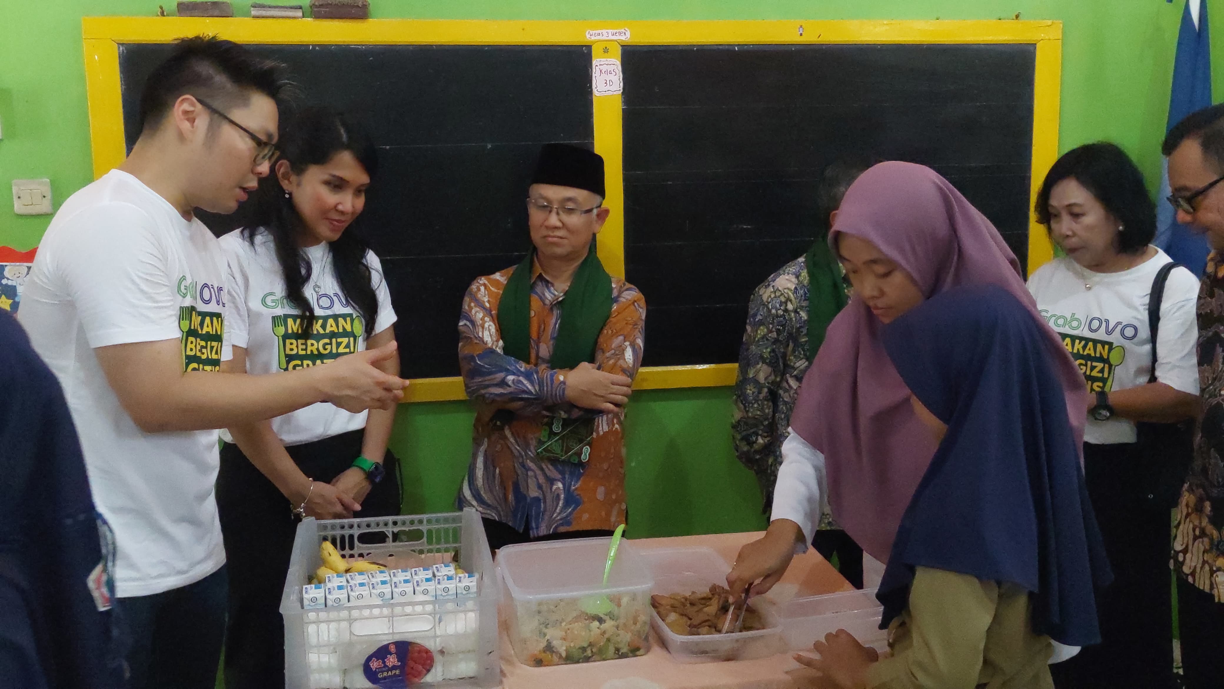 MBG: Siswa mengikuti ujicoba makan bergizi gratis.