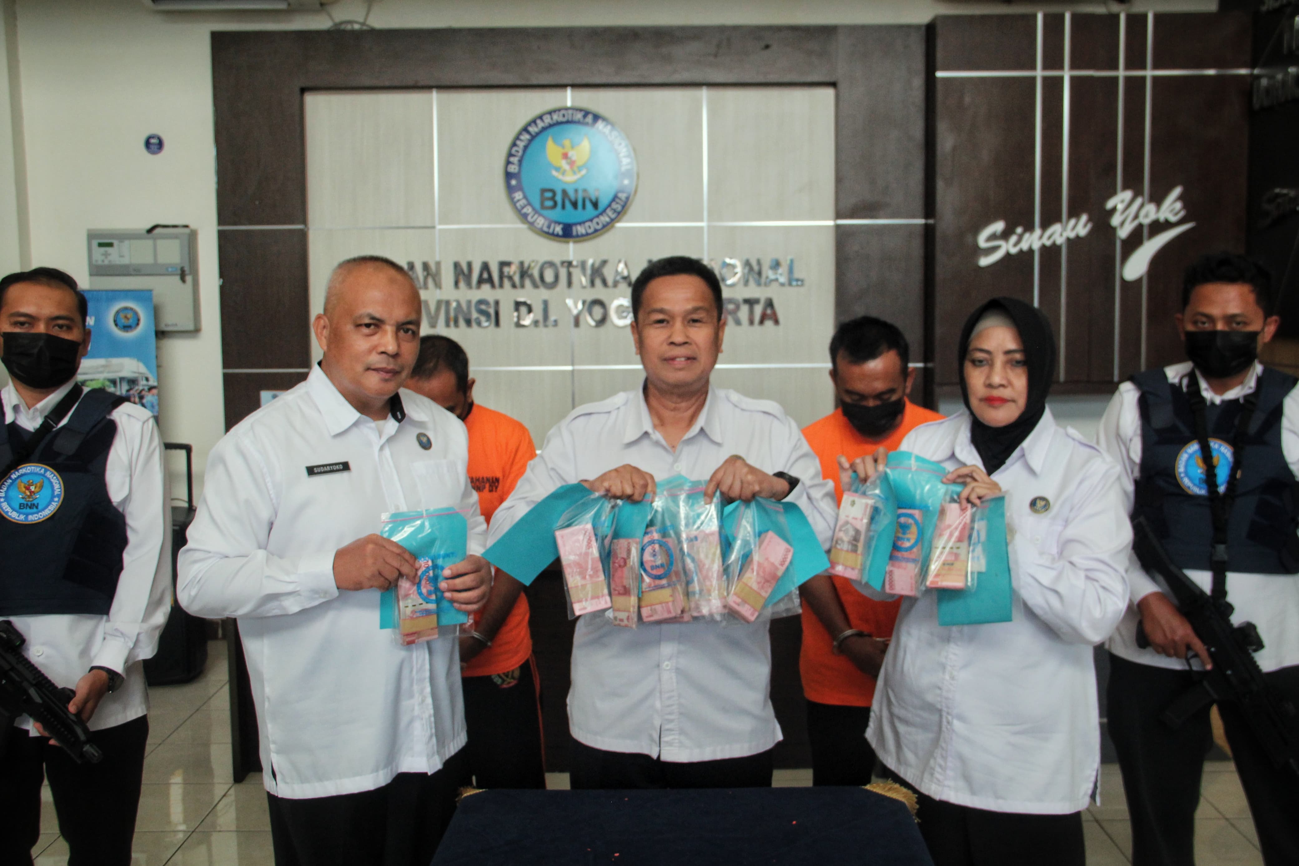 TERBESAR: Jajaran BNNP DIJ menunjukkan barang bukti uang hasil transaksi sabu senilai Rp 118 juta dari dua tersangka yang diringkus di Kantor BNNP DIJ, kemarin (2/12).