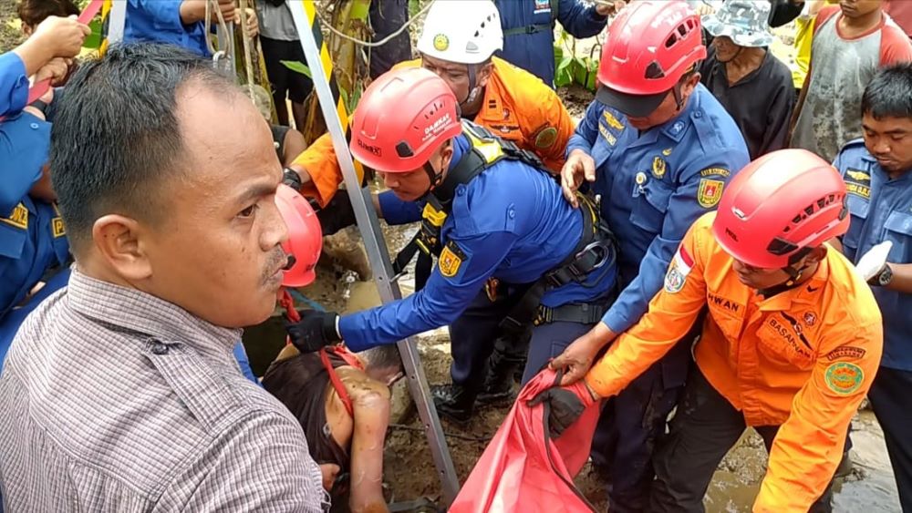 EVAKUASI: Tim gabungan berhasil mengevakuasi korban tercebur sumur di Dusun Kliwonan 1, Jogomulyo, Tempuran pada Selasa (3/12/2024).