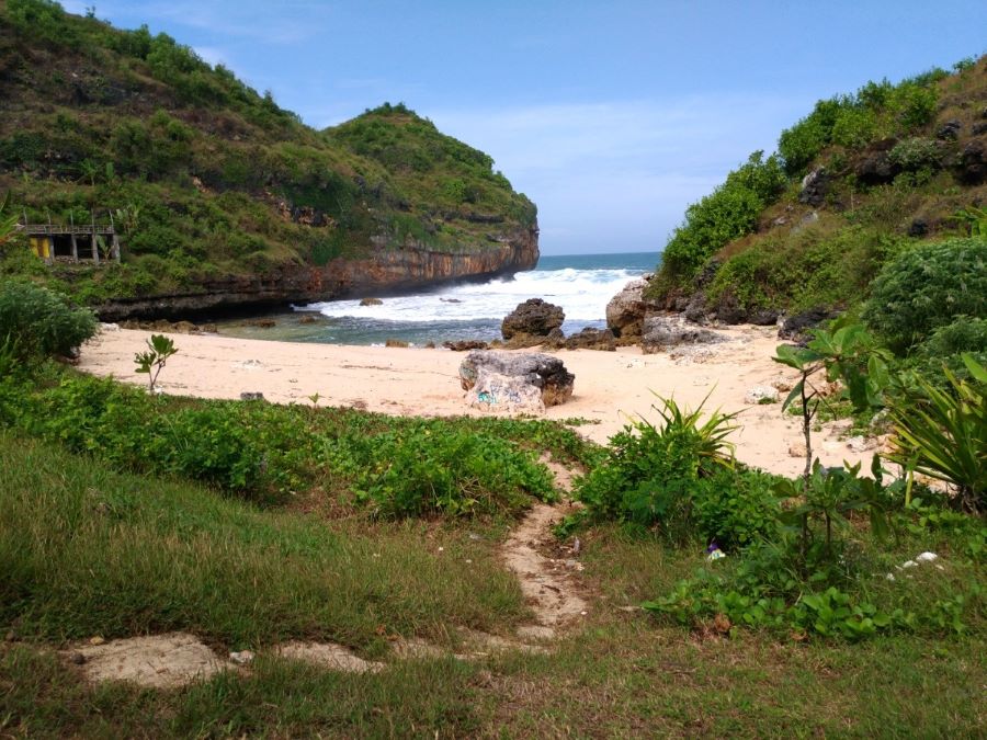 Pantai Butuh, keindahan tersembunyi di Gunungkidul yang menawarkan panorama alami dan suasana damai.