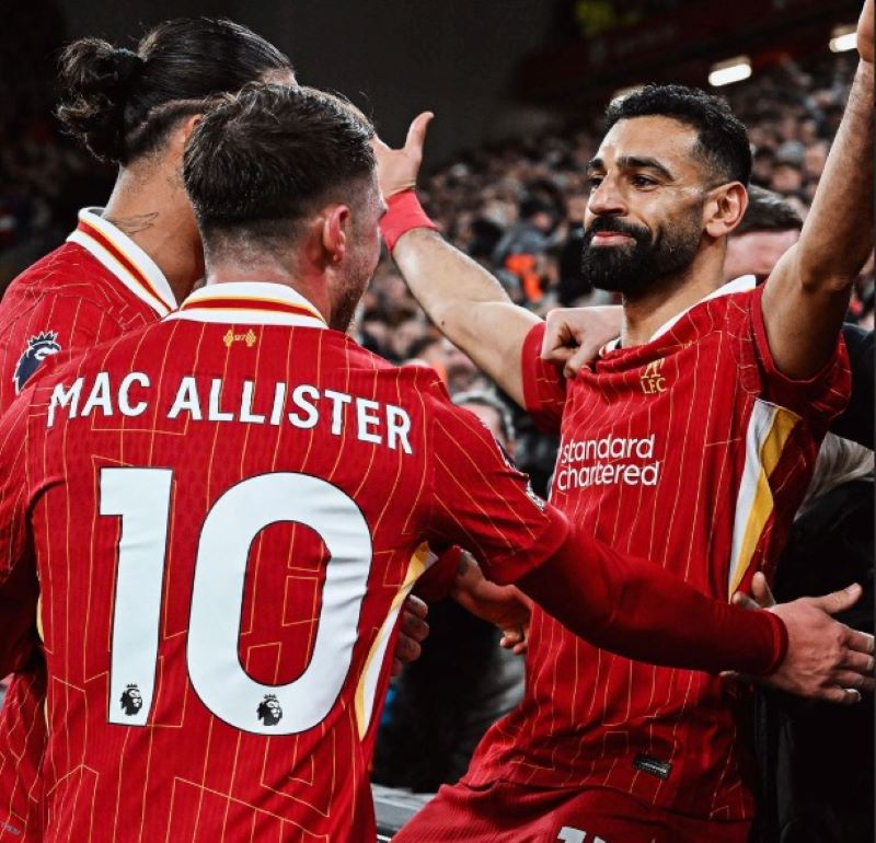 Selebrasi pemain Liverpool Mohamed Salah setelah mencetak gol ke gawang Manchester City di Stadion Anfield, Liverpool, Inggris, Minggu 1 Desember 2024.