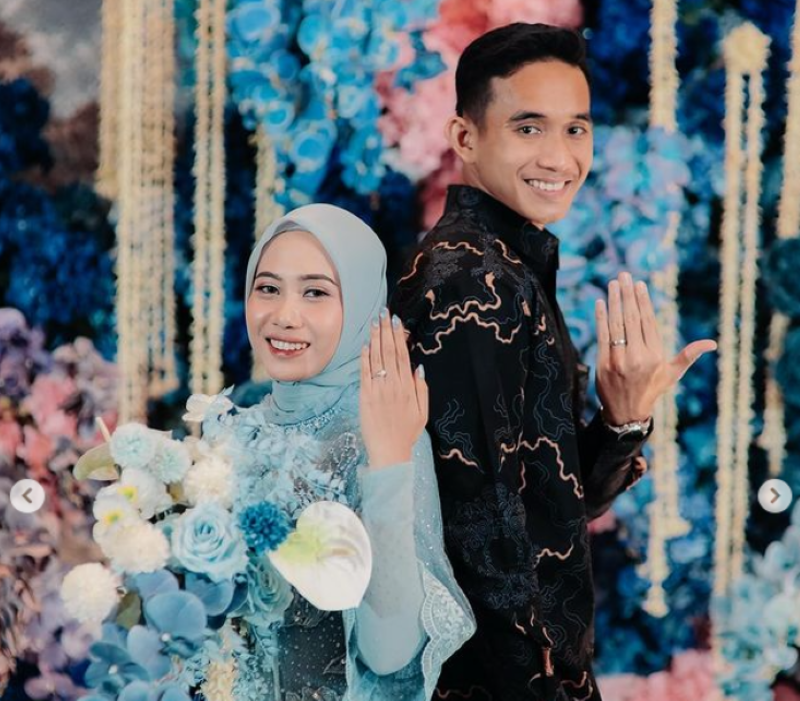 Momen Rizky Ridho melamar sang kekasih Sendy Aulia.