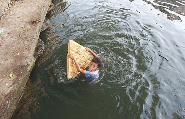 Seorang bocah bermain air di Sungai Winongo. Pemerintah menyalurkan sekitar Rp 446 miliar untuk menghapuskan kemiskinan ekstrem  di DIY.