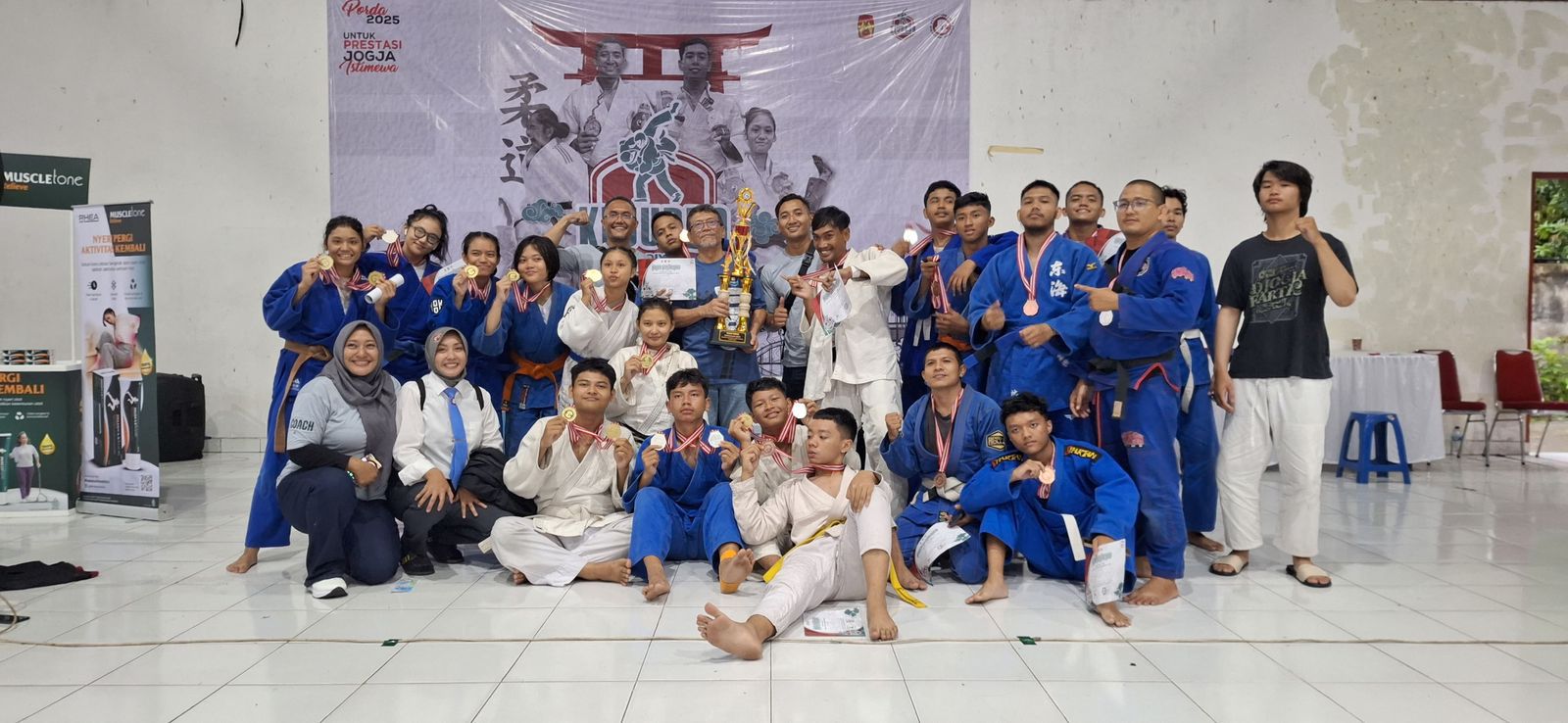 PRESTASI: Para pejudo menerima medali dalam Kejurda Judo DIY 2024 di Dojo Judo PJSI DIY, Sorowajan.