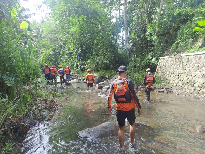 Tim SAR Gabungan mengevakuasi korban di Sungai Sempor, Trimulyo, Sleman, Selasa (3/12/2024).