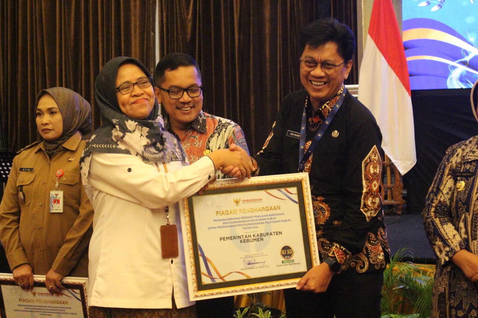 PRESTASI : Sekda Kebumen Edi Rianto mewakili Pemkab Kebumen menerima penghargaan dari Ombudsman Republik Indonesia.