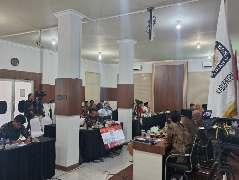 TAHAP AKHIR : Jajaran komisioner KPU Kebumen memandu rapat pleno rekapitulasi hasil perhitungan suara Pilkada 2024.