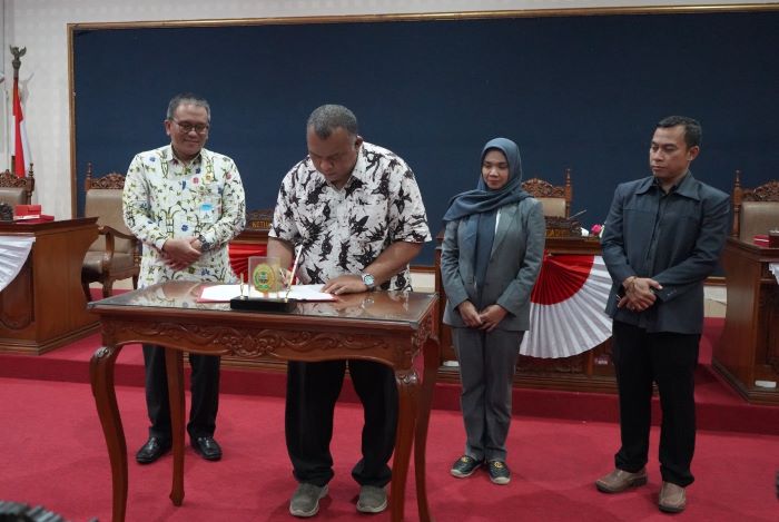 LEBIH AWAL: Hanung Raharjo menandatangani berita acara pengambilan keputusan APBD 2025 di ruang paripurna DPRD Bantul Kamis (21/11/2024).