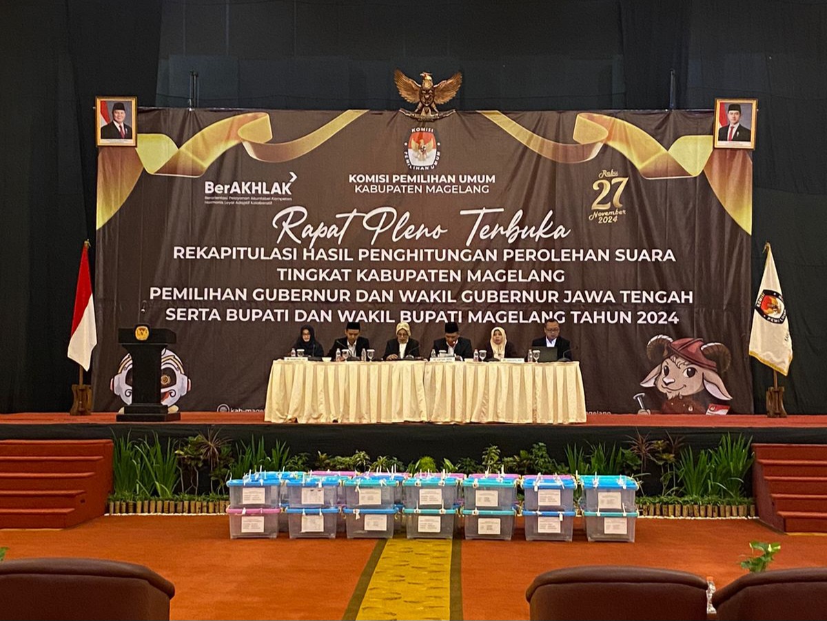 &nbsp;  PAPARAN: KPU menggelar rapat pleno terbuka rekapitulasi hasil penghitungan perolehan suara di tingkat Kabupaten Magelang, Selasa (3/12).